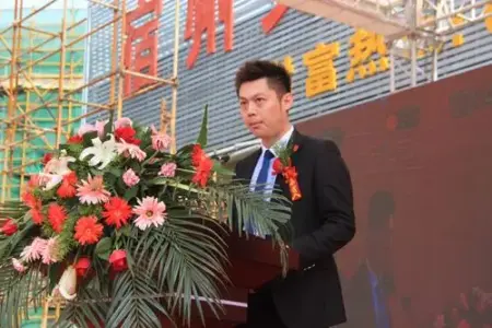 杭州四季青服装城代表牛飞发表讲话