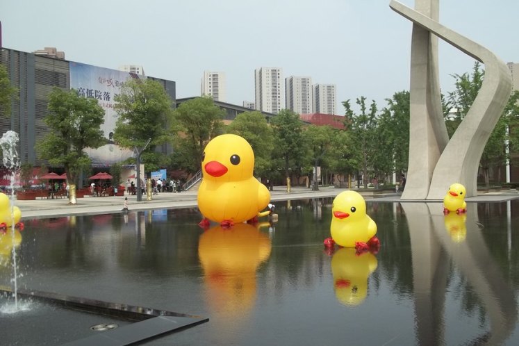 莲花湖畔金地自在城惊现"大黄鸭"_房产资讯-南京房天下