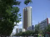 二师农垦大厦"鹤立鸡群"