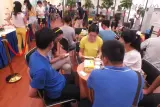 洽谈区也坐满人,记者随机采访了六个好友组团来看房的购房者