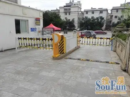小区内崭新的门禁和道闸