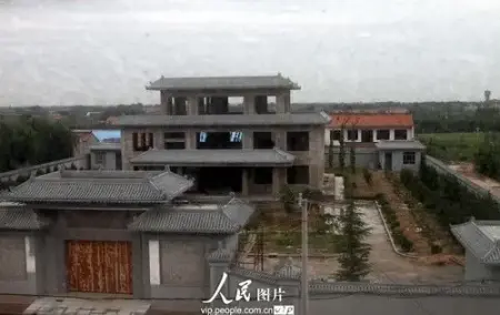 2013年8月28日,有网友在山西稷山县翟店镇政府后面建好的八亩豪宅.