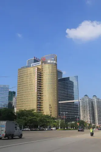 惠州江北中轴规划区域—市民乐园公交站可见对面知名建筑德威大厦
