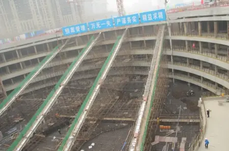 ——606米武汉绿地中主塔楼5m厚大底板混凝土开盘浇筑