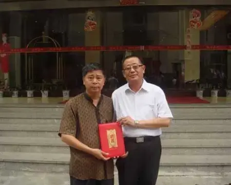 中国杨公风水学研究院刘国胜院长(左一)为周游大师(左二)颁发杨公风水
