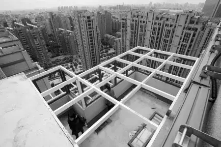 业主在楼顶违法搭建阳光房 城管:将依法拆除