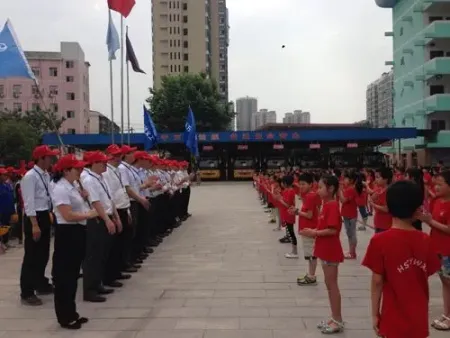 5月30日黄石万达走进中英文学校开展义工活动