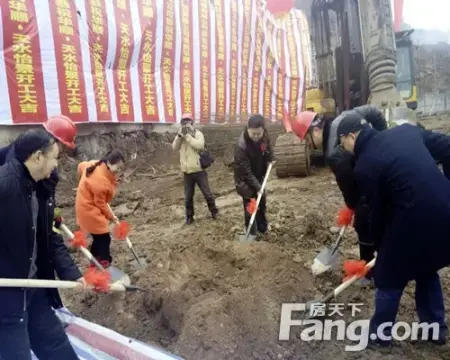 随着华顺房地产开发有限公司董事长付开华先生宣布动工仪式正式开始