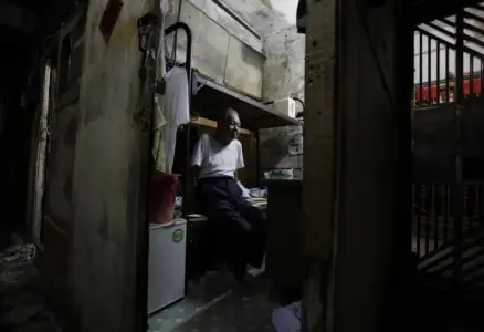 香港贫民窟:港人蜗居的"棺材间"