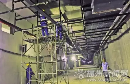 福州地铁1号线通道:几名工人正在焊接顶上的通风管