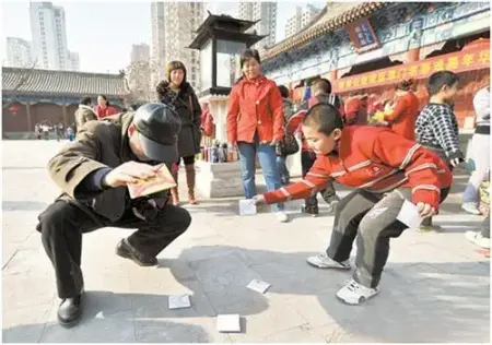 跳房子,扔沙包,吹泡泡,玩泥巴,老鹰捉小鸡…&hellip