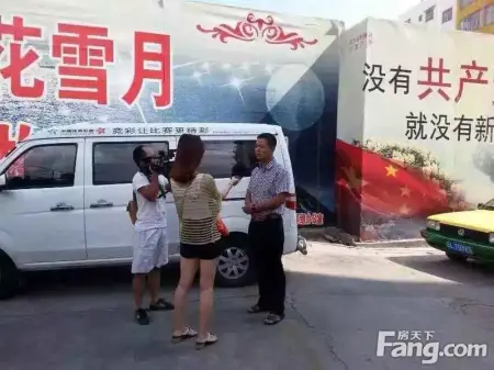 不满车位月租改计时 澳霖地产业主堵停车场抗