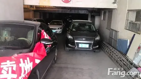 不满车位月租改计时 澳霖地产业主堵停车场抗