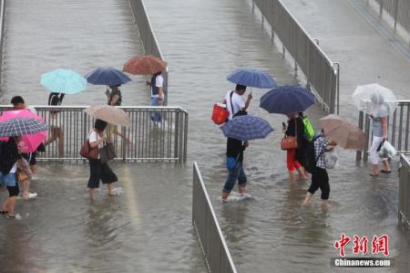 上海特大暴雨袭击 开启"看海"模式(组图)