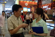 游客们咨询如何办理房天下卡