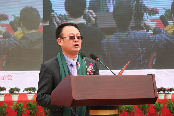 组委会执行主任,长沙市房产局党委书记,局长石长松致辞