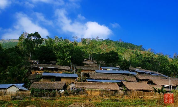 五指山初保村 这是目前海南省唯一保持原貌的黎族村庄,船形的茅草